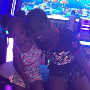 Meet your Posher, Dontezia